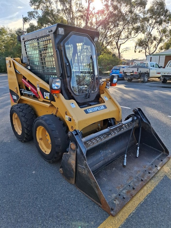 Unreserved 2009 Caterpillar Skid Steer & 2016 Genie Lift