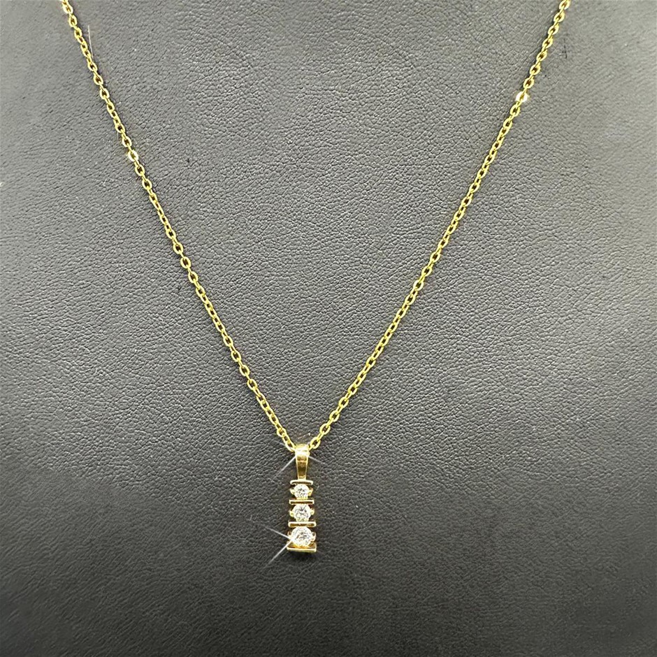 Stunning 18ct Heavy Yellow Gold Plated Simulated Diamond Drop Pendant