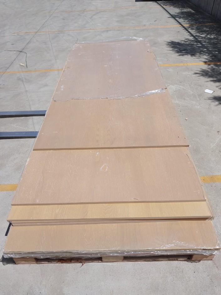 <p>137m2 of Composite MDF Finished with Matt Lacquered Europen Oak Veneer B
