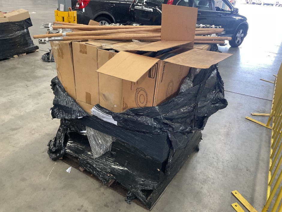 <p>Pallet of Assorted Trays, Lids and Sticks</p>