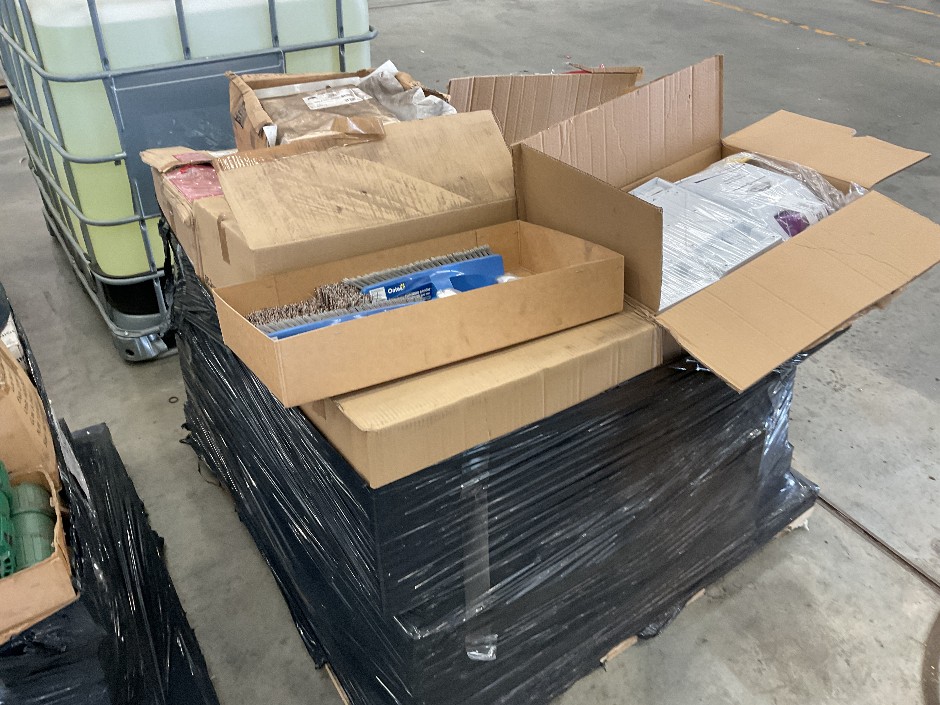 <p>Assorted Cleaning Supplies Pallet of</p>