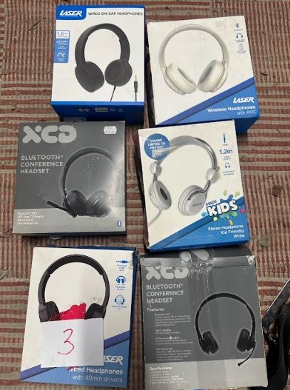 Quantity of Bluetooth and wired  headphones