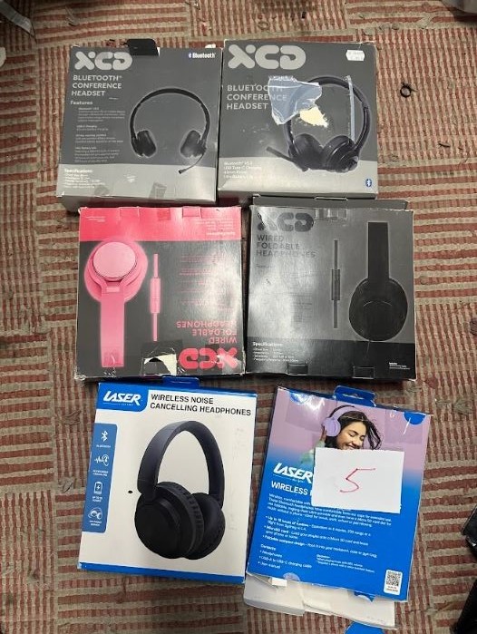Quantity of Bluetooth and wired headphones