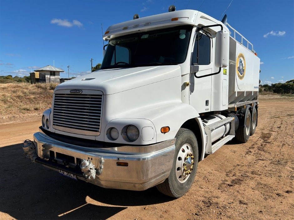 2000 Freightliner FL Water Truck 6 x 4 Water Truck