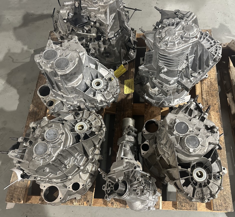 <p>Pallet of 5 Mitsubishi Manual Gearboxes and 1 Transfer</p>