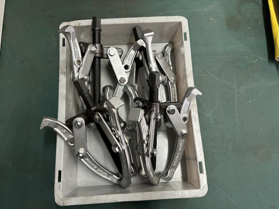 <p>Tub of 6 Inch 3 Jaw Pullers</p>