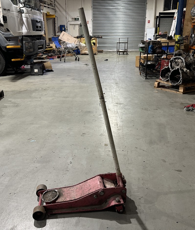 <p>Car Trolley Jack</p>