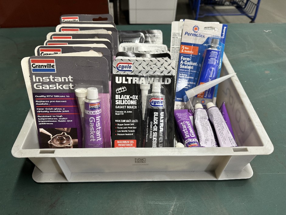 <p>Tub of CLEAR Granville Instant Gasket Silicone HiTemp Qty 19</p>