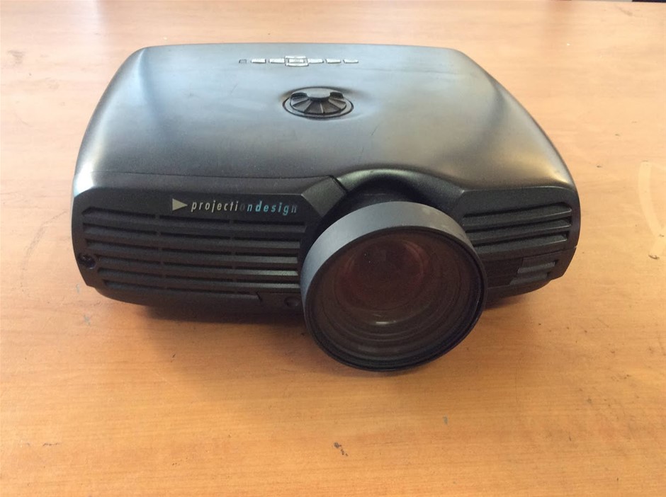 Projection design F22 SX+ Wide VizSim Projector
