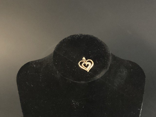 1 X Stamped 9ct Yellow Gold, Imitation Diamond Heart Pendant.