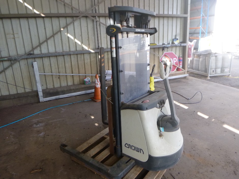 <p>Crown Walkie Stacker</p>