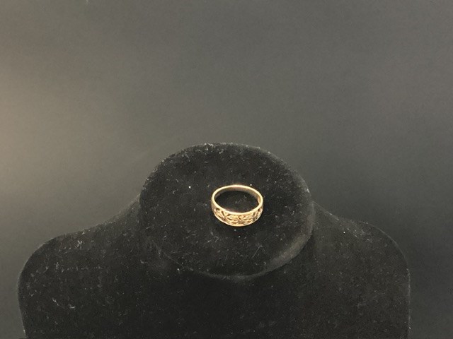 1 X Stamped 9ct Yellow Gold, Diamond Foliate Band Ring.