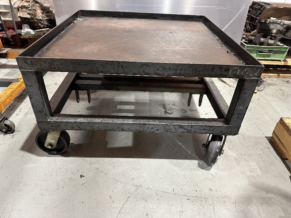 <p>Mobile Mechanic Table for Truck Gearbox Assembly</p>