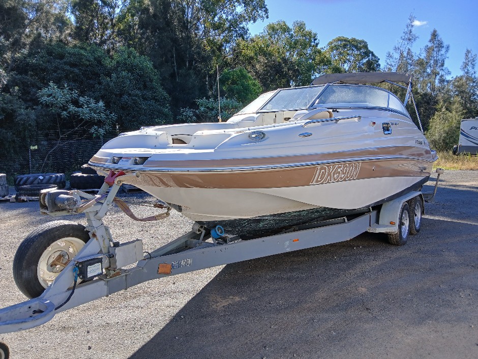 Four Winns F224 Boat