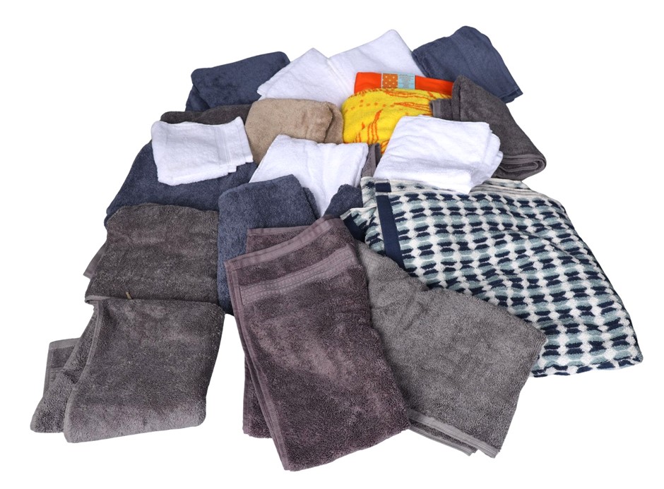 20 x Assorted Bath Towels, Varying Sizes.