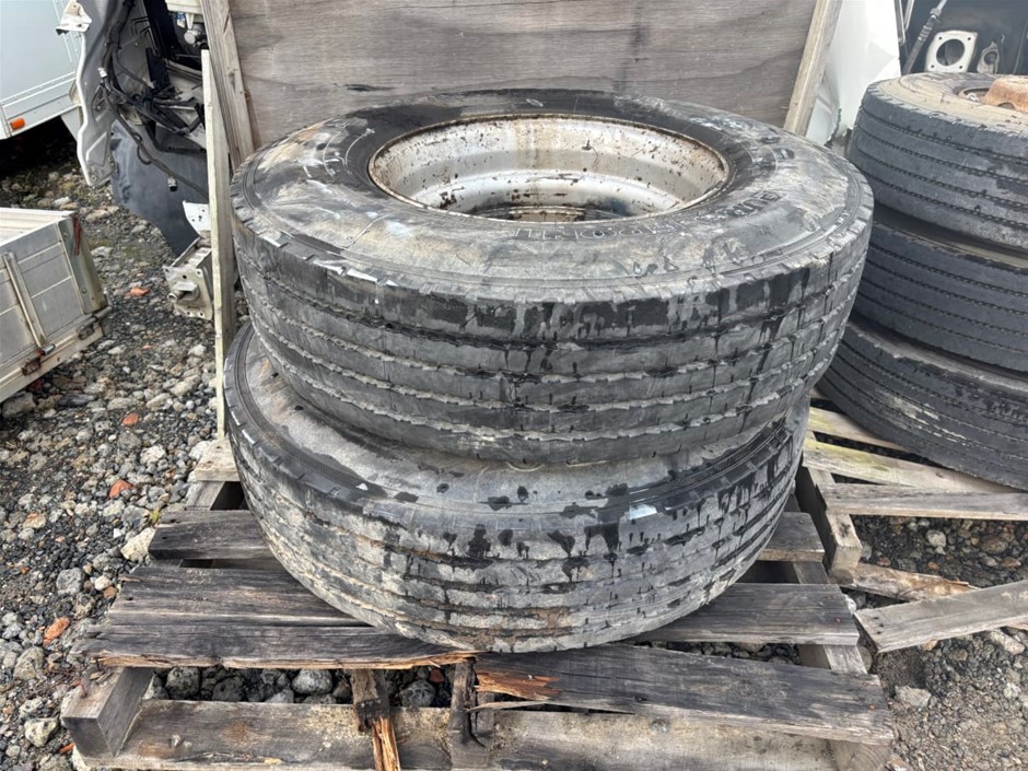 2 x 295/80R22.5 Tyres and Rims
