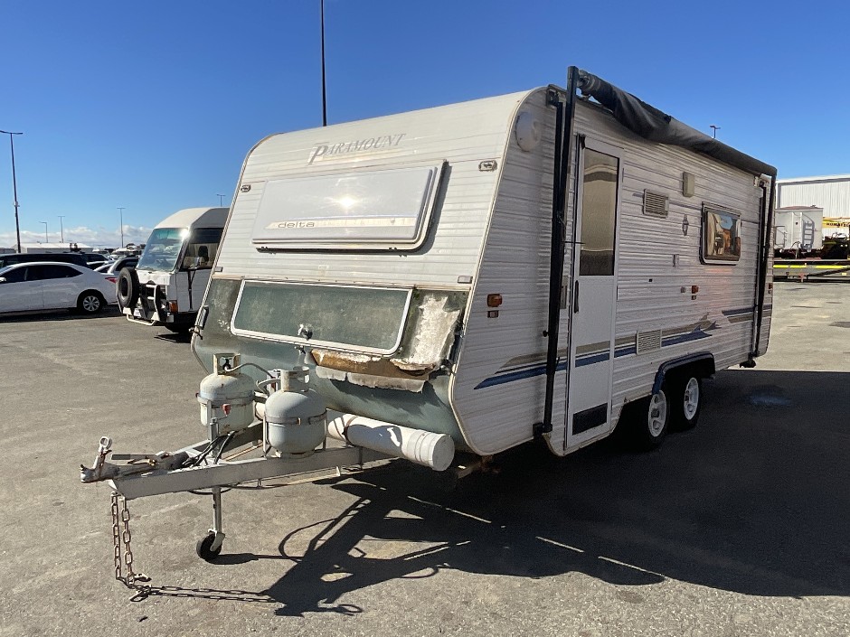 2005 Paramount Delta Caravan