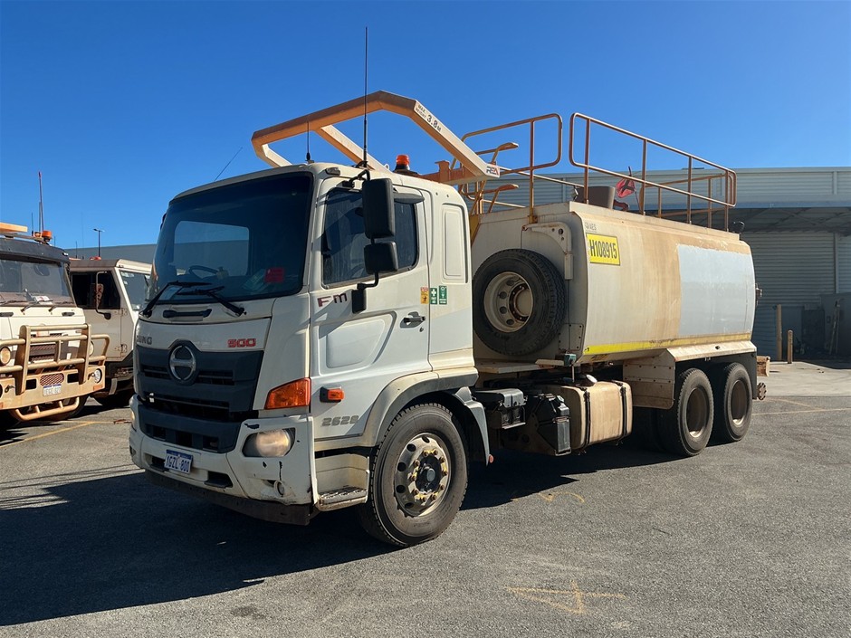 2019 Hino 500 6 x 4 Water Truck - Unreserved