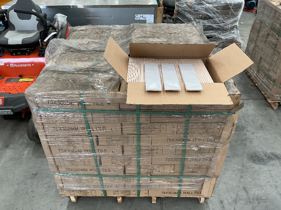 <p>1 x Pallet Pail White Wall Tiles</p>