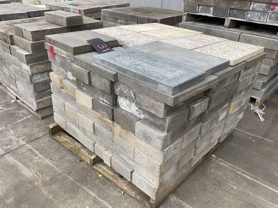 <p>Pallet of Assorted Concrete Pavers</p>