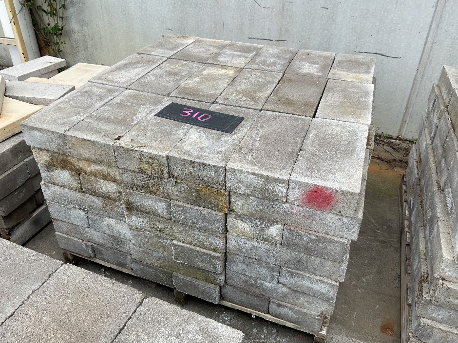 <p>Pallet of Concrete Pavers</p>