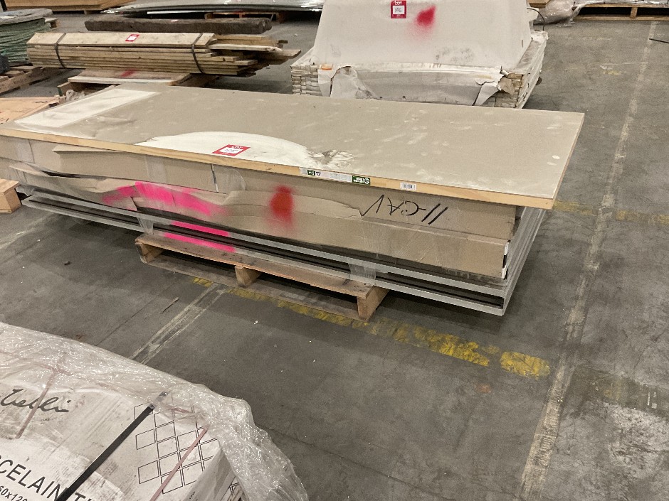 <p>Pallet of Sliding Door Frames and 1x Door</p>