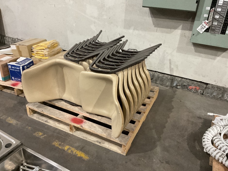 <p>Pallet Of 16x Chairs</p>