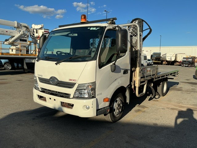 <p>2017 Hino 616 4 x 2 Tray Body Truck</p>