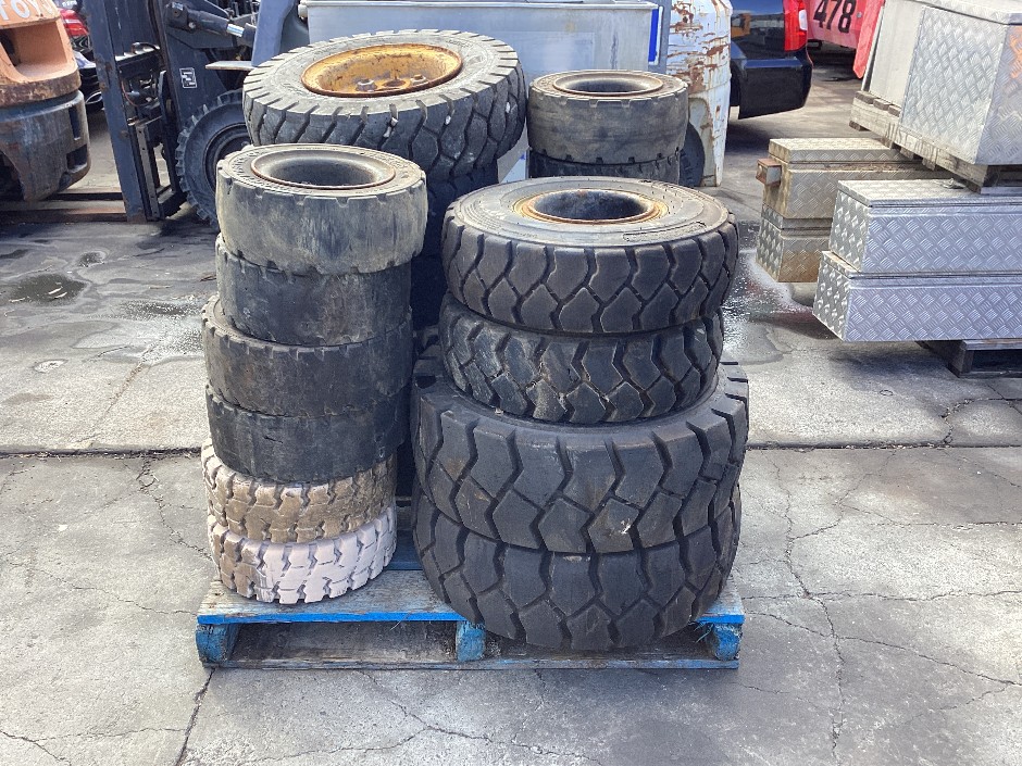 <p>Forklift Tyres and Rims</p>