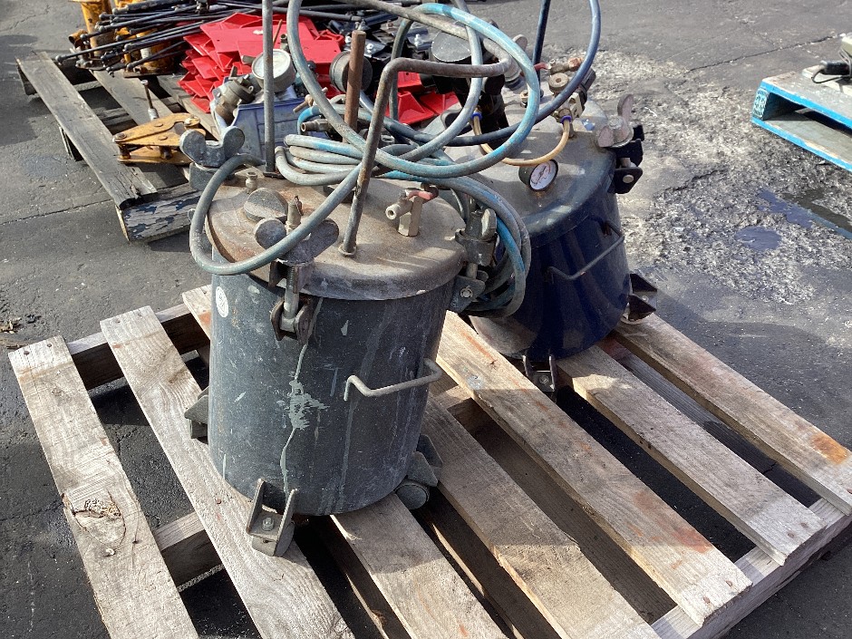 <p>2 x Pneumatic Pressure Pots</p>