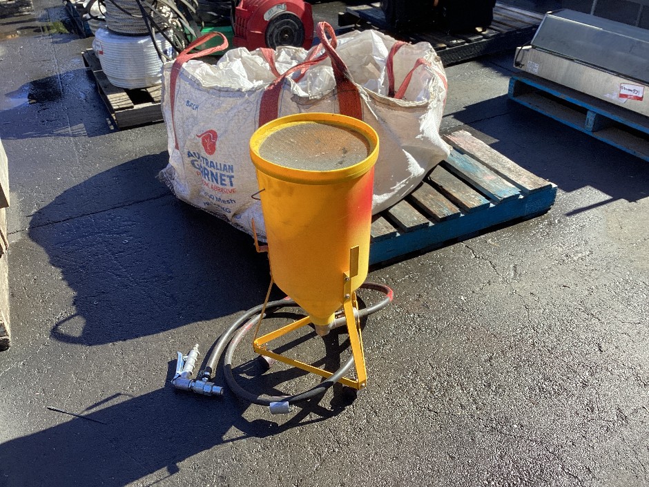 <p>Portable Sandblaster and Garnet</p>