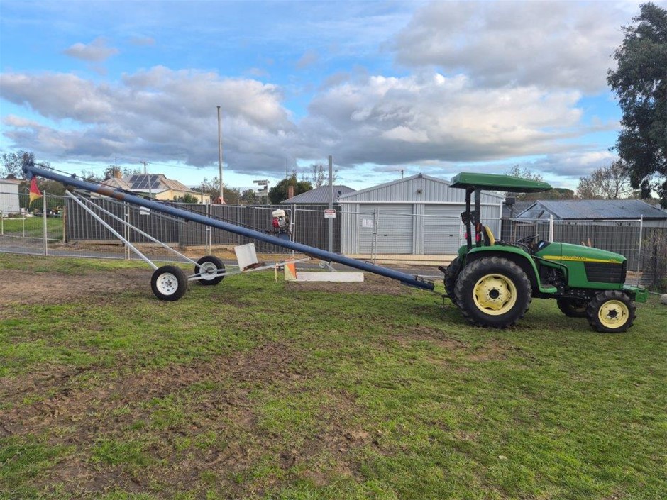 <p><strong>John Deere Tractor & Grain Auger Combo</strong></p>