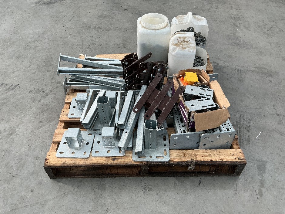 <p>Pallet Mixed Brackets,Chain,&Bolts</p>