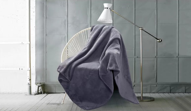 AMARI Luxury Velvet Throw, 152cm x 177cm, Blue. NB: Not in original packagi