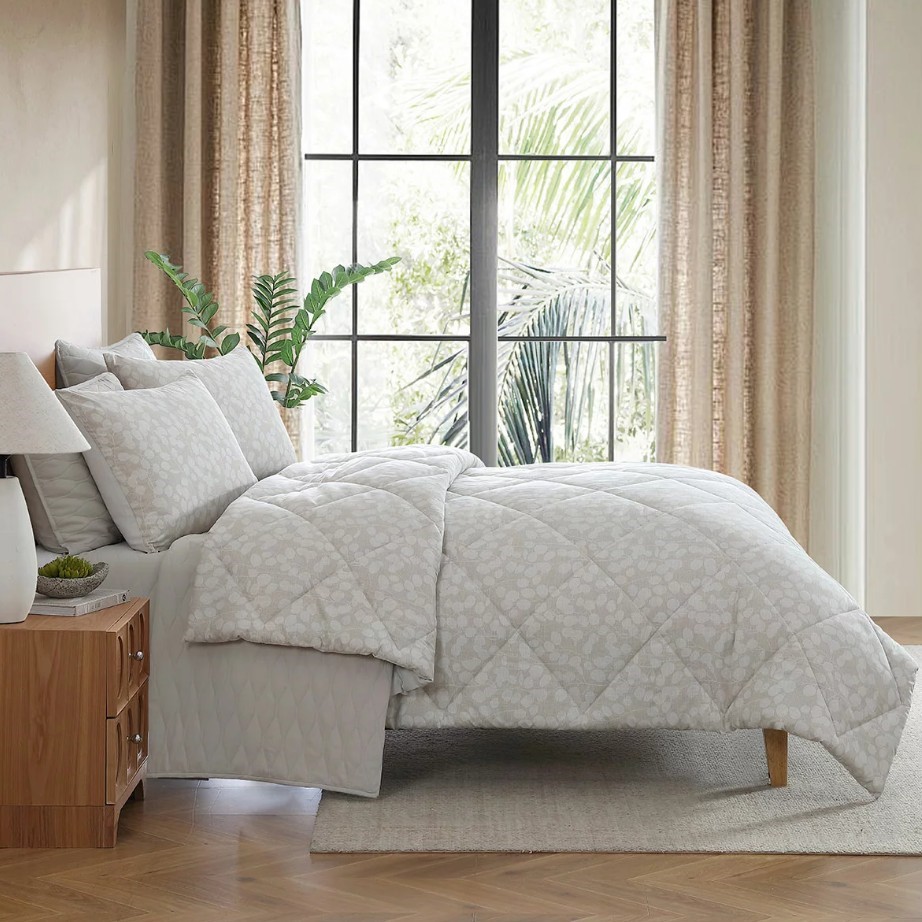 JENNIFER ADAMS Comforter Set 6-Piece Set, King, Avery Beige. NB: Not in ori