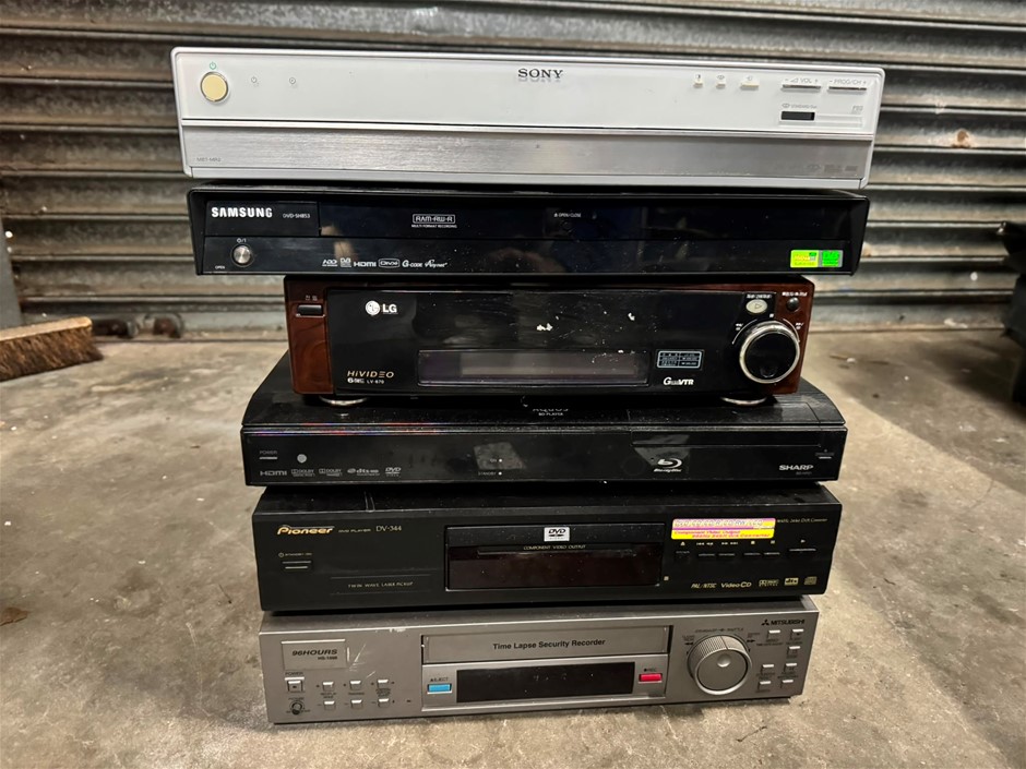 CLOSING DOWN SALE: Mixed lot of VCR's and DVD players including:
