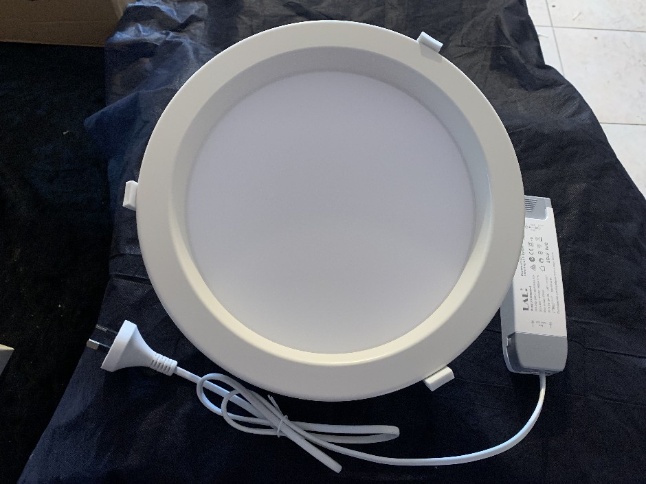 <p>4 x LAE LED Downlights, 40W (Unused)</p>