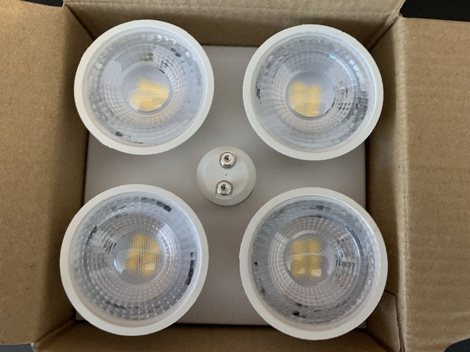 <p>5 x Boxes of Lumenovo 6w LED Bulbs (Unused)</p>
