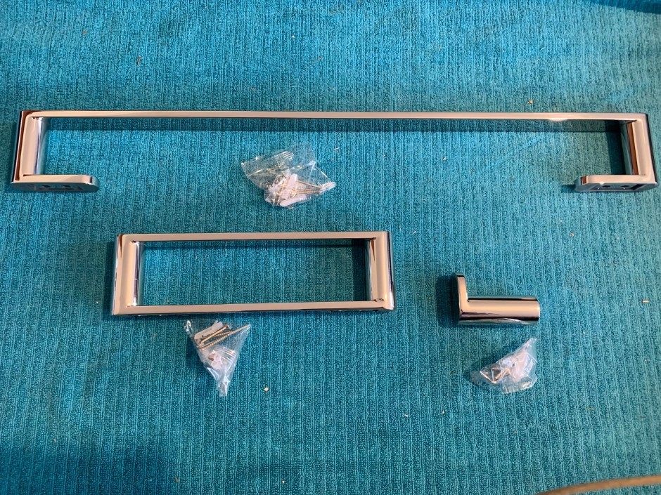<p>Multitude Mirror Polish Bathroom Accessories (Unused)</p>