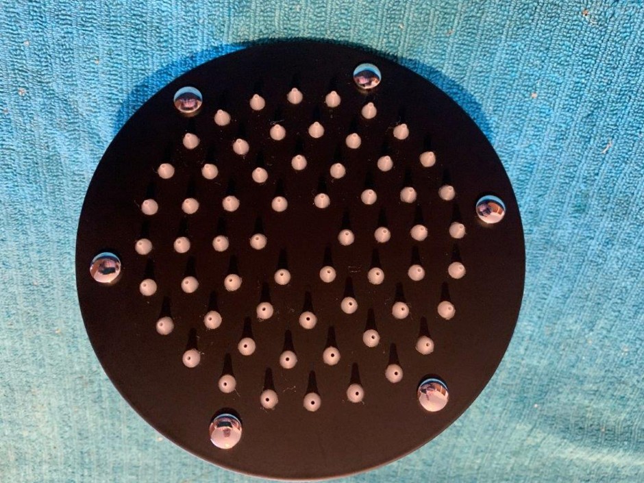 <p>2 x 150mm Round Shower Heads, Black (Unused)</p>