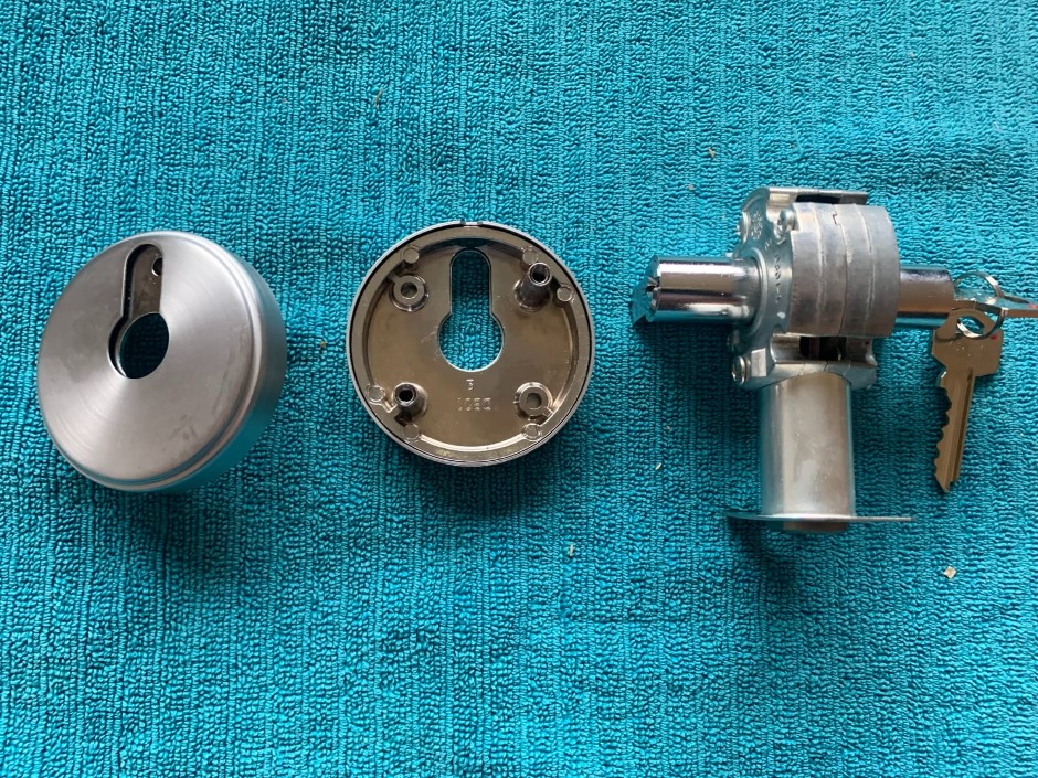 <p>9 x Delftrade Round Euro Double Cylinder Deadbolts (Unused)</p>