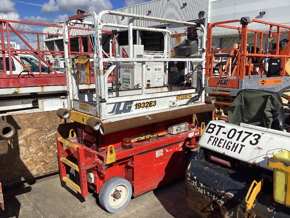 <p>2000 JLG 1932E3 Electric Scissor Lift</p>