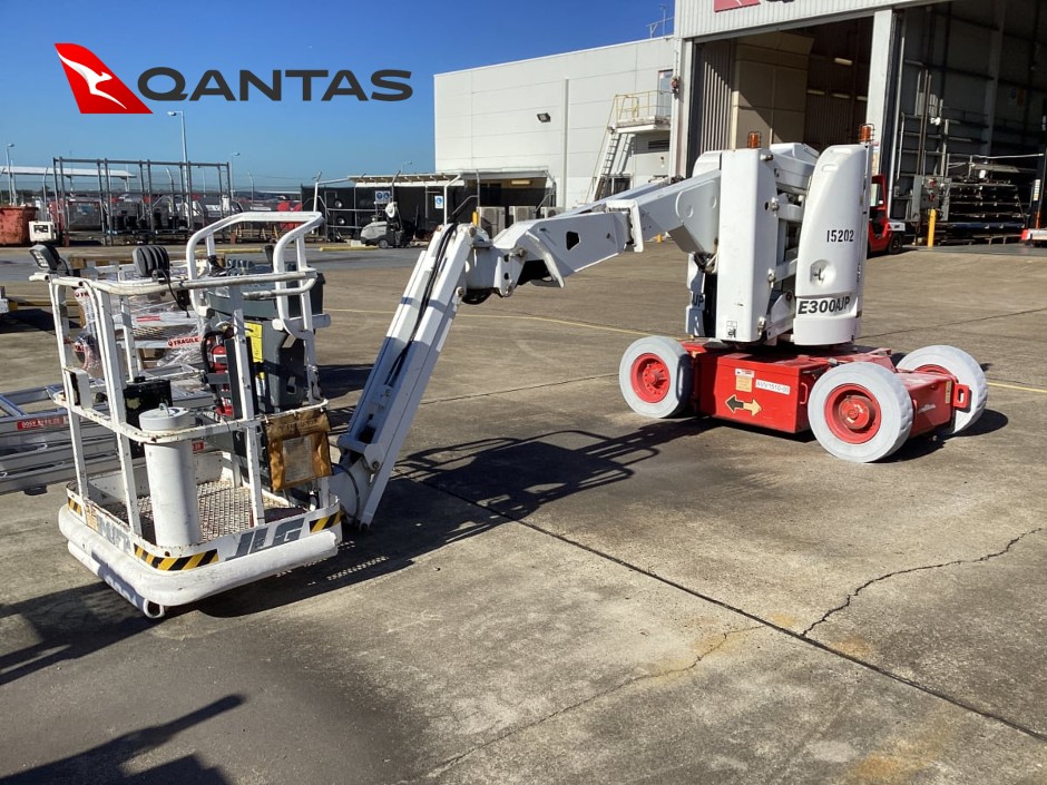 <p>2000 JLG E300AJP Articulating Electric Boom Lift</p>