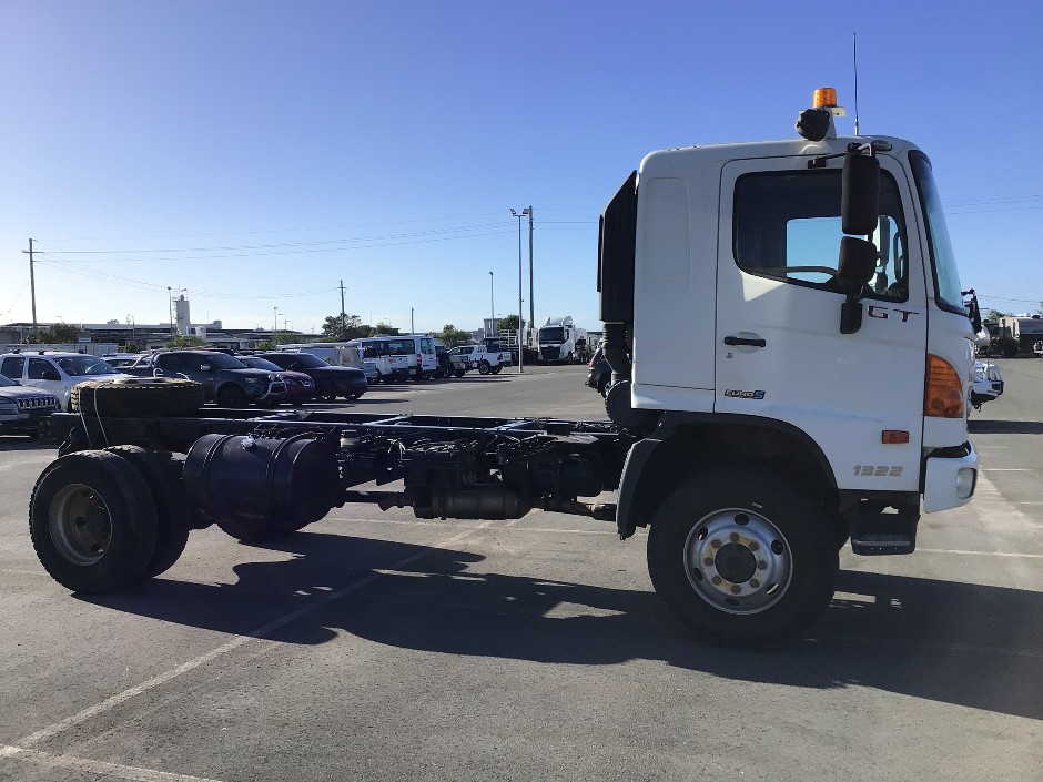 2014 Hino 500   4x4 Cab Chassis