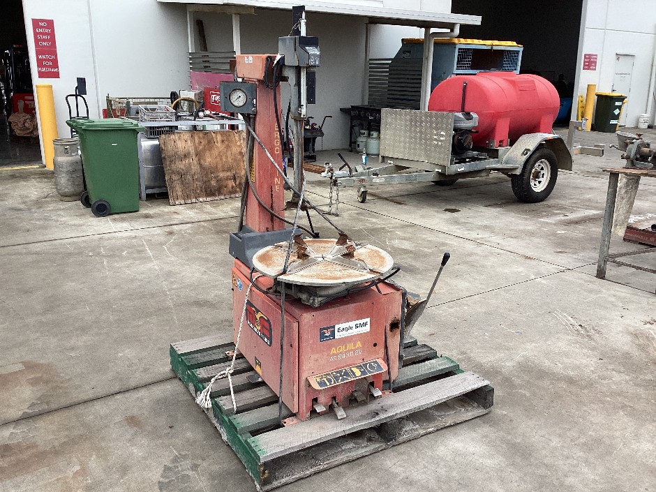 <p>Mondolfo Ferro Tyre Changing Machine</p>
