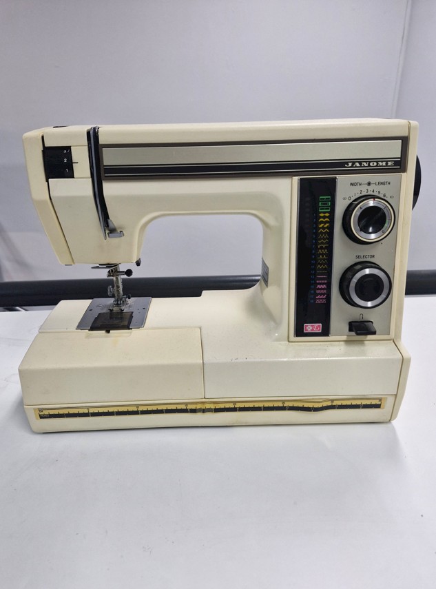 <p>Janome Sewing Machine</p>