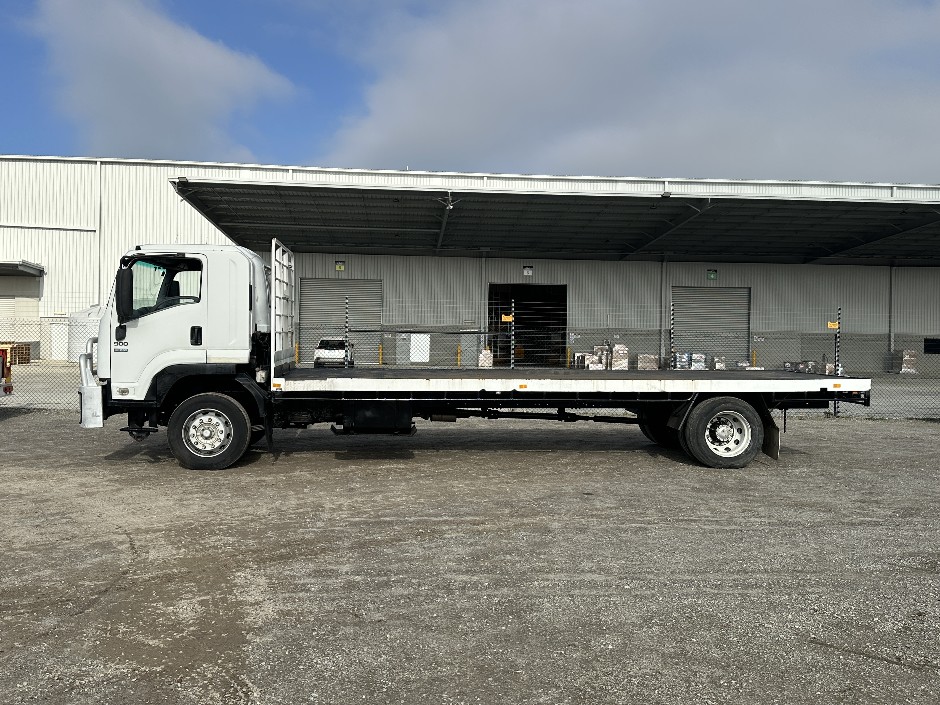 2010 Isuzu FTR900 4x2 Tray Truck