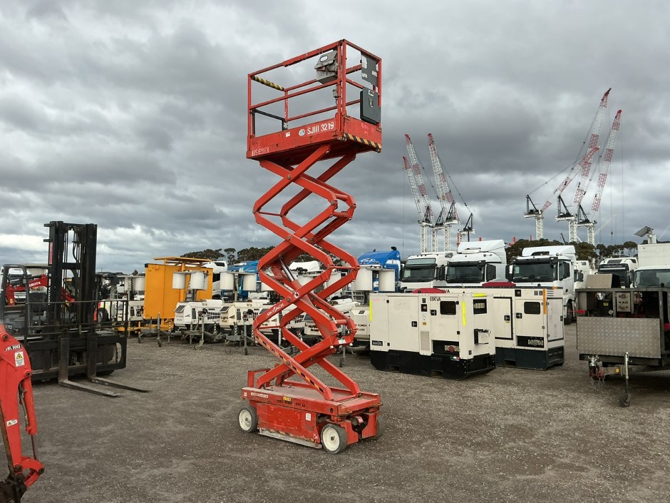<p>2015 SkyLift Scissor lift</p>