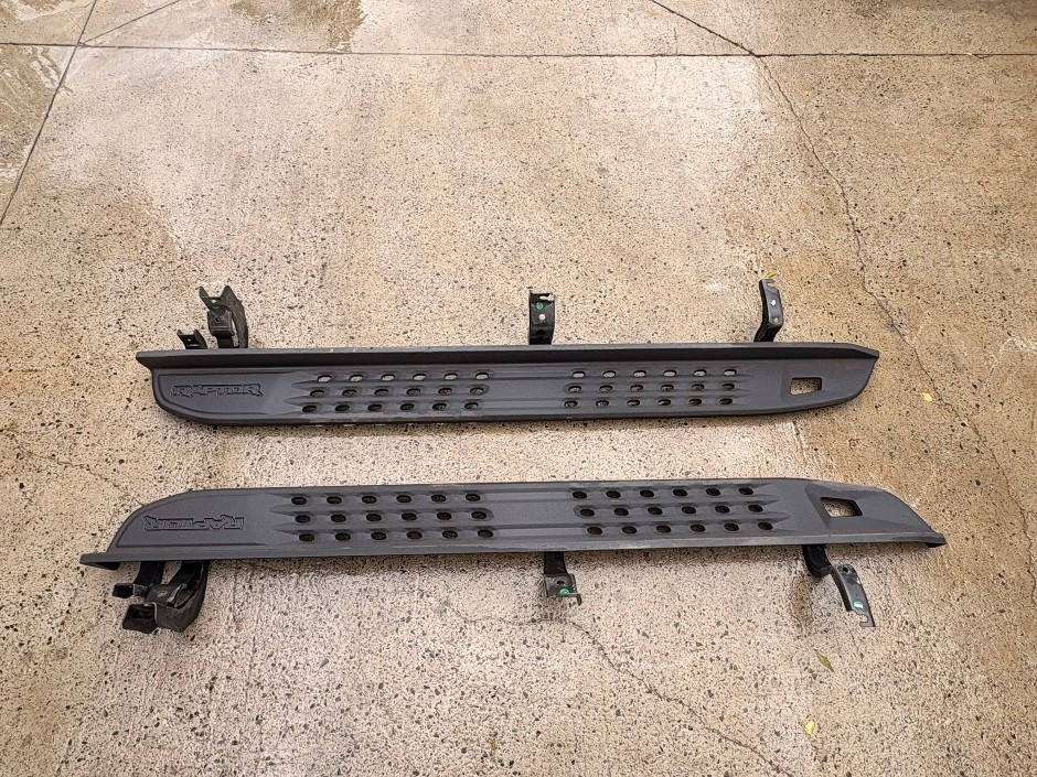 <p>2024 Ford Raptor Factory Fitted Side Steps (Never Used)</p>