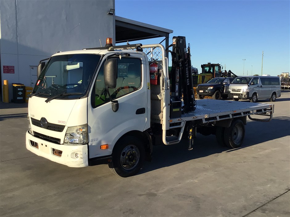 <p>2018 Hino 300 4 x 2 Tray Body Truck</p>